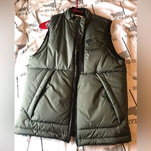 Men’s Nike vest with front zipper pocket!